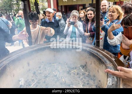 Asakusa Tokio Sensoji Tempelgelände die Menschen versammeln sich zum Heilen um Räucherbrenner, Jokoro, Tokio, Japan, Asien, 2023 Stockfoto