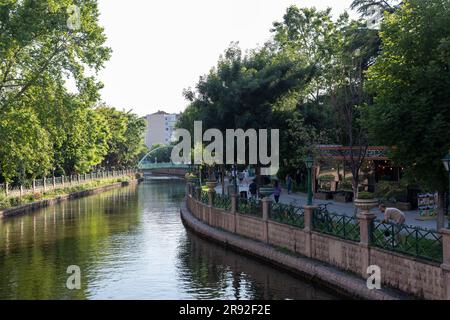 Eskisehir, Türkei- 06-23-2023: Personen, die eine Stadtbesichtigung mit der Gondel auf dem Fluss Porsuk machen. Stockfoto