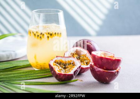 Reine Leidenschaft, alkoholischer Cocktail mit Sirup, Limette, Orangensaft, Soda, Eis und Passionsfrucht Stockfoto