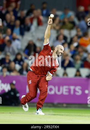 23. Juni 2023; Old Trafford Cricket Ground, Manchester, England: Vitality Blast T20 League Cricket, Lancashire Lightning versus Derbyshire Falcons; Daryl Mitchell von Lancashire Lightning Bowling Stockfoto