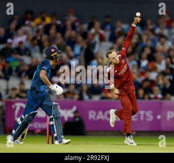 23. Juni 2023; Old Trafford Cricket Ground, Manchester, England: Vitality Blast T20 League Cricket, Lancashire Lightning versus Derbyshire Falcons; Tom Hartley von Lancashire Lightning Bowling Stockfoto