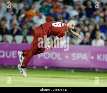 23. Juni 2023; Old Trafford Cricket Ground, Manchester, England: Vitality Blast T20 League Cricket, Lancashire Lightning versus Derbyshire Falcons; Daryl Mitchell von Lancashire Lightning Bowling Stockfoto