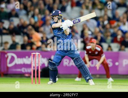 23. Juni 2023; Old Trafford Cricket Ground, Manchester, England: Vitality Blast T20 League Cricket, Lancashire Lightning versus Derbyshire Falcons; Alex Thomson von Derbyshire Falcons Stockfoto