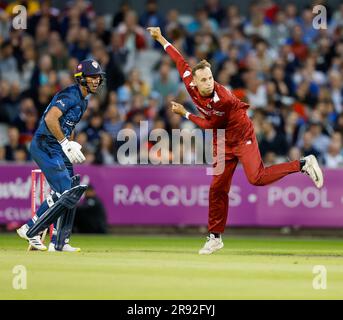 23. Juni 2023; Old Trafford Cricket Ground, Manchester, England: Vitality Blast T20 League Cricket, Lancashire Lightning versus Derbyshire Falcons; Tom Hartley von Lancashire Lightning Bowling Stockfoto