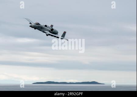 EIN US-AMERIKANISCHER Air Force A-10 Thunderbolt II, dem Luftwaffenstützpunkt Moody in Georgia zugewiesen, unterstützt Marineschiffe während DER ÜBUNG AGILE BLIZZARD-UNIFIED VISION 2023 über British Columbia, Kanada, am 21. Juni 2023. Während des Szenarios wurde ein Royal Canadian Navy-Schiff von simulierten feindlichen Truppen angegriffen und rief Unterstützung von der A-10s an, um die Gegner zu unterdrücken. (USA Air Force Foto von Tech. Sgt. Betty R. Chevalier) Stockfoto