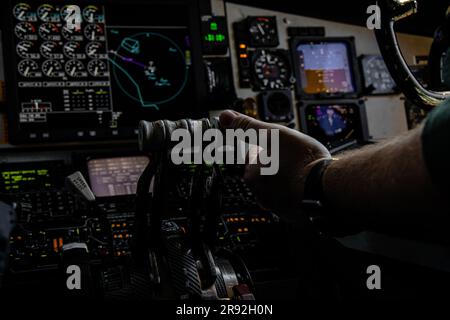 USA Air Force 1. LT. James Pirinelli, ein KC-135 Stratotanker Pilot mit 171. Air Tanken Flügel, Pennsylvania Air National Guard, führt vor dem Betanken F-35C Lightning II Flugzeuge mit Marine Fighter Attack Squadron (VMFA) 314, Marine Aircraft Group (mag) 11 vor dem Flug Kontrollen durch. 3. Marine Aircraft Wing (MAW), Marine Corps Air Station Miramar, Kalifornien, 17. Juni 2023. VMFA-314 flog vier F-35C Lightning IIS von Marine Corps Air Station Miramar, Kalifornien nach Williamtown, Australien, um zusammen mit Alliierten und Partnern in der Region Indo-Pacific zu trainieren. Pirinelli ist ein Buffalo, New Yor Stockfoto