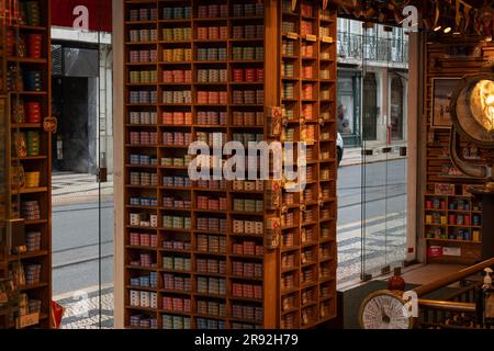 Lissabon, Portugal - 6. März 2023: Farbenfrohe Behältnisse mit Sardinenkonserven auf den Regalen des Comur Stores in Lissabon, Portugal Stockfoto