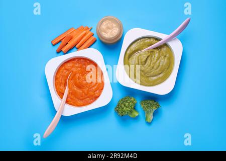 Gesunde Babynahrung und Gemüse auf hellblauem Hintergrund, flach liegend Stockfoto