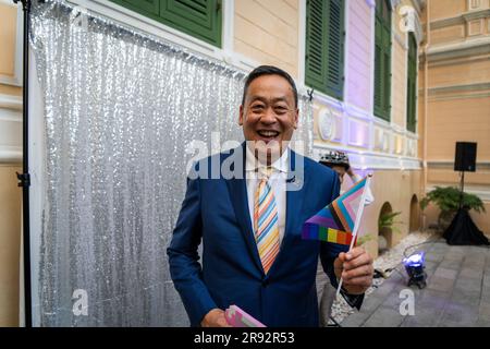 BANGKOK, THAILAND. JUNI 23 - jemand posiert für ein Foto vor einem Regenbogenbanner für das Ereignis „United in Love“ im Haus in Sathorn in Bangkok am 23. Juni 2023. Die britische Botschaft Bangkok und die USA Embassy Bangkok veranstaltet im W Hotel eine jährliche LGBTQIA Pride-Veranstaltung, um die Bemühungen von Menschenrechtsverteidigern zu würdigen, die sich für LGBT-Rechte und Inklusion einsetzen, und um das Engagement des Vereinigten Königreichs und der USA für Gleichheit, Gleichheit, Und LGBT-Gemeinden in Thailand.- Pheu Thai Party Prime Minster Canaditate Srettha Thavisin nimmt an der Veranstaltung "United in Love" im House on S Teil Stockfoto