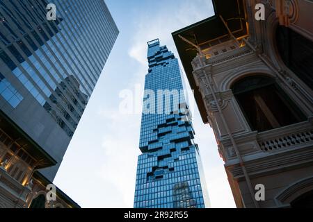 BANGKOK, THAILAND. JUNI 23 - Ein allgemeiner Blick auf den King Power Maha Nakhon Wolkenkratzer vom Innenhof des Hauses in Sathorn in Bangkok am 23. Juni 2023. Die britische Botschaft Bangkok und die USA Embassy Bangkok veranstaltet im W Hotel eine jährliche LGBTQIA Pride-Veranstaltung, um die Bemühungen von Menschenrechtsverteidigern zu würdigen, die sich für LGBT-Rechte und Inklusion einsetzen, und um das Engagement des Vereinigten Königreichs und der USA für Gleichheit, Gleichheit, Und LGBT-Gemeinden in Thailand.- Pheu Thai Party Prime Minster Canaditate Srettha Thavisin nimmt an der Veranstaltung "United in Love" im House on Sathorn in Bangko Teil Stockfoto