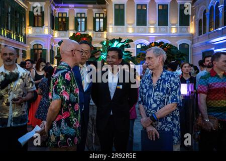 BANGKOK, THAILAND. JUNI 23 - (von links nach rechts) britischer Botschafter in Thailand Mark Gooding (L), Pheu Thai Prime Minster Kandidatin Srettha Thavisin (C), Gouverneur von Bangkok Chadchart Sittipunt (C) und US-Botschafter in Thailand Robert Godec (R) Chat während „United in Love“ im Haus in Sathorn in Bangkok am 23. Juni 2023. Die britische Botschaft Bangkok und die USA Embassy Bangkok veranstaltet im W Hotel eine jährliche LGBTQIA Pride-Veranstaltung, um die Bemühungen von Menschenrechtsverteidigern zu würdigen, die sich für LGBT-Rechte und Inklusion einsetzen, und um das Engagement des Vereinigten Königreichs und der USA für Gleichheit, Gleichheit, Stockfoto