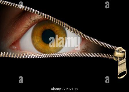 Menschliches Auge starrt durch den Reißverschluss, zusammengesetztes Bild Stockfoto