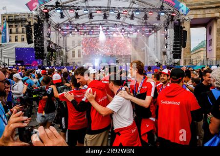 Berlin, Deutschland. 22. Juni 2023. Die Teilnehmer tanzen während der Straßenparty für Athleten und Fans der Olympischen Sonderspiele. Sommerspiele Berlin 2023 vor dem Brandenburger Tor im Zentrum Berlins. Die Berliner Spiele 2023 sind Gastgeber von 7000 Lernbehinderten aus fast 190 Ländern. Special Olympics ist eine internationale Wohltätigkeitsorganisation, deren Ziel es ist, Lernbehinderte in den Bereich des Olympischen Sports einzubeziehen. Berlin 2023 ist die größte Sport- und Wohltätigkeitsveranstaltung des Jahres 2023. Kredit: SOPA Images Limited/Alamy Live News Stockfoto