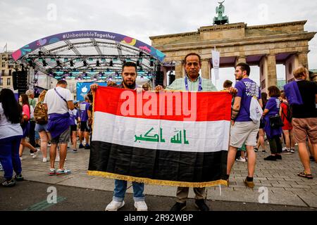 Berlin, Deutschland. 22. Juni 2023. Die Teilnehmer geben vor, während der Straßenparty für Athleten und Anhänger der Olympischen Sonderspiele mit der irakischen Flagge fotografiert zu werden. Sommerspiele Berlin 2023 vor dem Brandenburger Tor im Zentrum Berlins. Die Berliner Spiele 2023 sind Gastgeber von 7000 Lernbehinderten aus fast 190 Ländern. Special Olympics ist eine internationale Wohltätigkeitsorganisation, deren Ziel es ist, Lernbehinderte in den Bereich des Olympischen Sports einzubeziehen. Berlin 2023 ist die größte Sport- und Wohltätigkeitsveranstaltung des Jahres 2023. Kredit: SOPA Images Limited/Alamy Live News Stockfoto