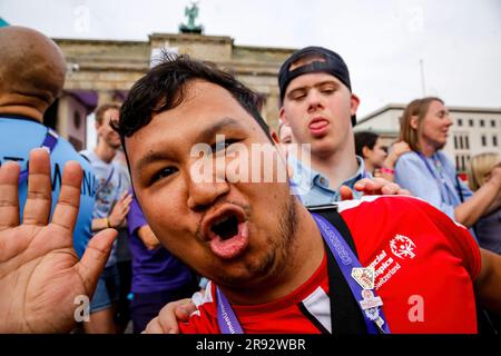 Berlin, Deutschland. 22. Juni 2023. Die Teilnehmer genießen die Straßenparty für Athleten und Fans der Special Olympics. Sommerspiele Berlin 2023 vor dem Brandenburger Tor im Zentrum Berlins. Die Berliner Spiele 2023 sind Gastgeber von 7000 Lernbehinderten aus fast 190 Ländern. Special Olympics ist eine internationale Wohltätigkeitsorganisation, deren Ziel es ist, Lernbehinderte in den Bereich des Olympischen Sports einzubeziehen. Berlin 2023 ist die größte Sport- und Wohltätigkeitsveranstaltung des Jahres 2023. Kredit: SOPA Images Limited/Alamy Live News Stockfoto