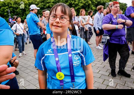 Berlin, Deutschland. 22. Juni 2023. Die Teilnehmer genießen die Straßenparty für Athleten und Fans der Special Olympics. Sommerspiele Berlin 2023 vor dem Brandenburger Tor im Zentrum Berlins. Die Berliner Spiele 2023 sind Gastgeber von 7000 Lernbehinderten aus fast 190 Ländern. Special Olympics ist eine internationale Wohltätigkeitsorganisation, deren Ziel es ist, Lernbehinderte in den Bereich des Olympischen Sports einzubeziehen. Berlin 2023 ist die größte Sport- und Wohltätigkeitsveranstaltung des Jahres 2023. Kredit: SOPA Images Limited/Alamy Live News Stockfoto