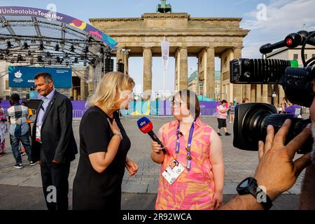 Freiwilligenjournalistin mit Down-Syndrom interviewt die deutsche Innenministerin Nancy Faeser für Sky Sport während der Straßenparty für Sportler und Anhänger der Special Olympics. Sommerspiele Berlin 2023 vor dem Brandenburger Tor im Zentrum Berlins. Die Berliner Spiele 2023 sind Gastgeber von 7000 Lernbehinderten aus fast 190 Ländern. Special Olympics ist eine internationale Wohltätigkeitsorganisation, deren Ziel es ist, Lernbehinderte in den Bereich des Olympischen Sports einzubeziehen. Berlin 2023 ist die größte Sport- und Wohltätigkeitsveranstaltung des Jahres 2023. Stockfoto