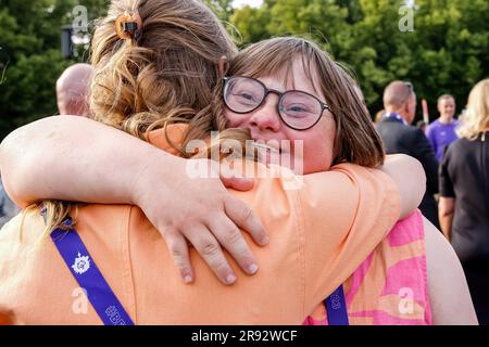 Berlin, Deutschland. 22. Juni 2023. Die Teilnehmer begrüßen die Straßenparty für Athleten und Fans der Special Olympics. Sommerspiele Berlin 2023 vor dem Brandenburger Tor im Zentrum Berlins. Die Berliner Spiele 2023 sind Gastgeber von 7000 Lernbehinderten aus fast 190 Ländern. Special Olympics ist eine internationale Wohltätigkeitsorganisation, deren Ziel es ist, Lernbehinderte in den Bereich des Olympischen Sports einzubeziehen. Berlin 2023 ist die größte Sport- und Wohltätigkeitsveranstaltung des Jahres 2023. Kredit: SOPA Images Limited/Alamy Live News Stockfoto