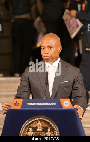 Rathaus, New York, USA, 23. Juni 2023 – Bürgermeister Eric Adams signiert Einführung. 844-A zur Erhöhung der Transparenz von Gesundheits- und Krankenhauspreisen, indem es den New Yorkern ermöglicht, Kosten zu vergleichen, die von New York City Krankenhäusern für die gleiche Dienstleistung berechnet werden. Rathaus. Freitag, 23. Juni 2023. Foto: Luiz Rampelotto/EuropaNewswire Stockfoto