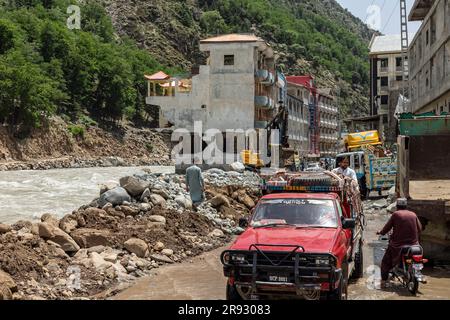 Die Straße wurde nach einer schweren Überschwemmung vom Bahrain Basar und der Hauptstraße verschlungen: Bahrain swat, Pakistan - 12. Juni 2023. Stockfoto