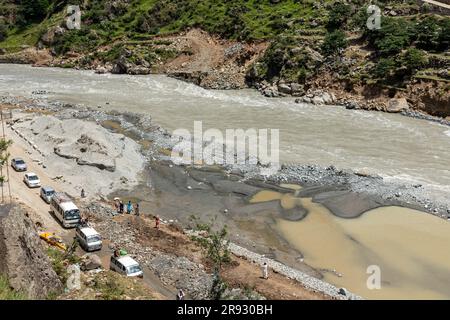 Schwere Überschwemmungen im Fluss swat zerstörten die Straße und Märkte im bahrain swat Valley: Bahrain swat, Pakistan - 12. Juni 2023. Stockfoto