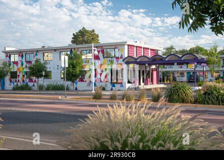 Farbenfrohes Hotel Zazz, ein zweistöckiges Boutique-Hotel an der Central Avenue, Route 66 in Nob Hill, Albuquerque, New Mexico, USA. Stockfoto