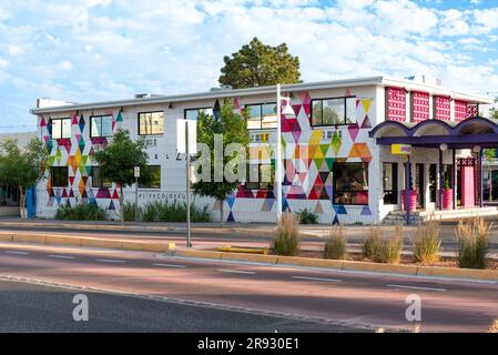 Farbenfrohes Hotel Zazz, ein zweistöckiges Boutique-Hotel an der Route 66 in Nob Hill, Albuquerque, New Mexico, USA. Stockfoto