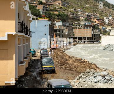 Der SWAT-Fluss ist aufgrund des Klimawandels und der globalen Erwärmung angeschwollen, was zu einem erheblichen Anstieg des Wasserspiegels am Fluss im Bahrain-Tal führte Stockfoto