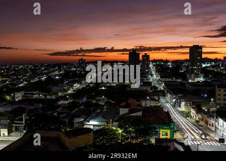 Marilia, Sao Paulo, Brasilien, 22. Juni 2023. Erster Sonnenaufgang im Winter, von der zentralen Region der Stadt Marília aus gesehen Stockfoto