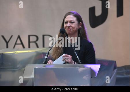 New York, USA. 23. Juni 2023. Chelsea Clinton spricht auf der Stonewall Day 2023 Feier in Hudson Yards in New York, NY, am 23. Juni 2023. (Foto: Anthony Behar/Sipa USA) Guthaben: SIPA USA/Alamy Live News Stockfoto