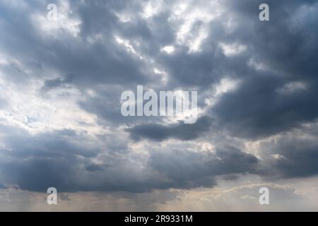 Dunkle Wolken. Stockfoto