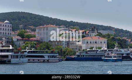 Passagierfähren im Hafen von Adalar auf der Insel Büyükada, Prinzessinseln, Marmarameer, in der Nähe von Istanbul, Türkei. Stockfoto