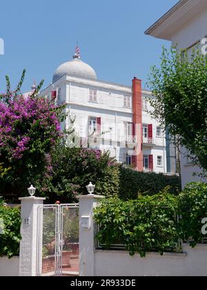 Weißes hölzernes Herrenhaus aus der osmanischen Ära mit Schornsteinfarben. Adalar auf Büyükada Island, Prinzessinseln, Marmarameer, in der Nähe von Istanbul, Türkei Stockfoto