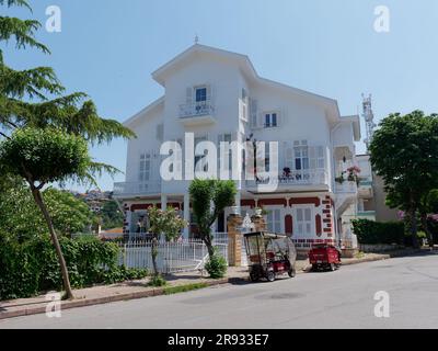 Hölzernes Herrenhaus aus der osmanischen Ära im Besitz von Adalar auf der Insel Büyükada, Prinzessinseln, Marmarameer, in der Nähe von Istanbul, Türkei Stockfoto