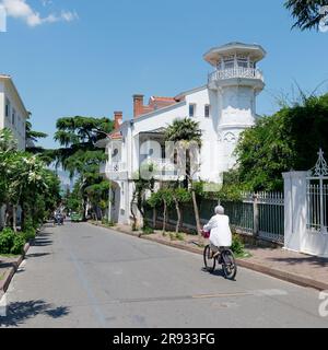 Radfahrer und ein hölzernes Herrenhaus aus der osmanischen Ära im Besitz von Adalar auf der Insel Büyükada, Prinzessinseln, Marmarameer, in der Nähe von Istanbul, Türkei Stockfoto