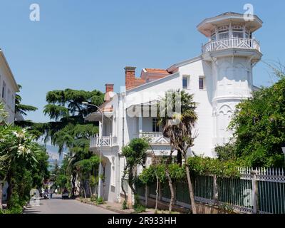 Hölzernes Herrenhaus aus der osmanischen Ära in der Stadt Adalar auf der Insel Büyükada, Prinzessinseln, Marmarameer, in der Nähe von Istanbul, Türkei Stockfoto