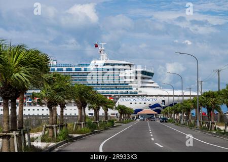 Das Diamond Princess Kreuzfahrtschiff legte zum ersten Mal seit der Pandemic-Reise in Ishigaki, Okinawa, Japan, an Stockfoto