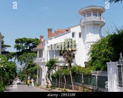 Hölzernes Herrenhaus aus der osmanischen Ära im Besitz von Adalar auf der Insel Büyükada, Prinzessinseln, Marmarameer, in der Nähe von Istanbul, Türkei Stockfoto