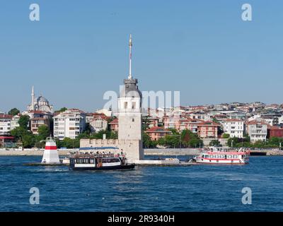 Passagierschiffe, die am Maidens Tower ankommen, einem Aussichtsturm und Sendeturm auf dem Bosporus (auch bekannt als Bosporus) in Uskudar, Istanbul, Türkei Stockfoto