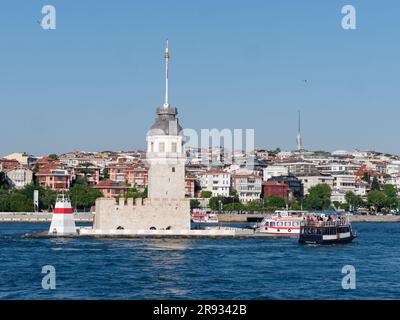 Passagierschiffe, die am Maidens Tower ankommen, einem Aussichtsturm und Sendeturm auf dem Bosporus (auch bekannt als Bosporus) in Uskudar, Istanbul, Türkei Stockfoto