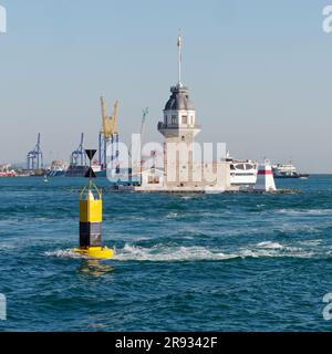 Besucher genießen die Aussicht vom Maidens Tower, einem Aussichtsturm und Sendeturm auf dem Bosporus (auch bekannt als Bosporus), Istanbul, Türkei. Stockfoto