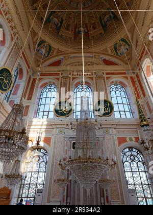 Innenraum der Großen Mecidiye-Moschee (Ortaköy-Moschee) in Ortakoy, Bezirk Beşiktaş, Istanbul, Türkei Stockfoto