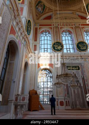 Innenraum der Großen Mecidiye-Moschee (Ortaköy-Moschee) in Ortakoy, Bezirk Beşiktaş, Istanbul, Türkei Stockfoto