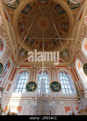 Innenraum der Großen Mecidiye-Moschee (Ortaköy-Moschee) in Ortakoy, Bezirk Beşiktaş, Istanbul, Türkei Stockfoto