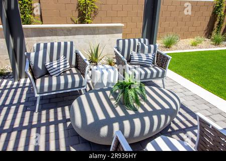 Sitzecke Auf Der Terrasse Mit Großem Steintisch Stockfoto