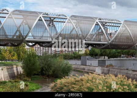 MADRID, SPANIEN – 22. OKTOBER 2022: Arganzuela-Brücke. Sie wurde von Dominique Perrault entworfen und ist 274 Meter lang. Sie wurde von zwei spiralförmigen Walkwa-Kameras geformt Stockfoto