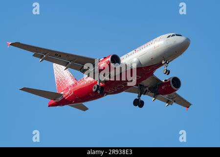 SANKT PETERSBURG, RUSSLAND - 14. APRIL 2023: Airbus A319-100 „Ischewsk“ (RA-73203) von Rossiya Airlines auf Gleitstrecke Stockfoto