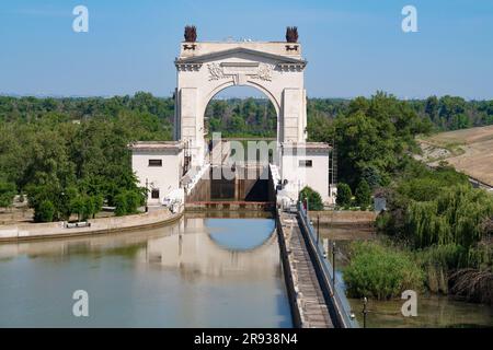 WOLGOGRAD, RUSSLAND - 15. JUNI 2023: Bogen des ersten Tors des Wolga-Don-Kanals an einem sonnigen Junitag Stockfoto