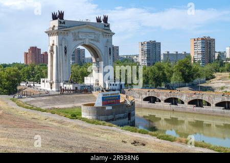 WOLGOGRAD, RUSSLAND - 15. JUNI 2023: Das erste Schiffstor des Wolga-Don-Kanals an einem sonnigen Juni-Tag Stockfoto