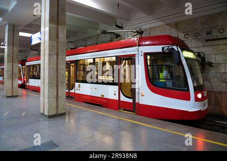 WOLGOGRAD, RUSSLAND - 15. JUNI 2023: Hochgeschwindigkeitsbahn (Metrotram) am Bahnhof Komsomolskaya Stockfoto
